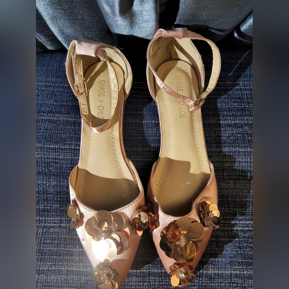 Women's 7.5 soft Pink with big flower designed pointy flat by Chase & Chloe - Picture 2 of 8